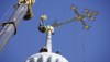 Альпинисты сняли крест с колокольни Казанского храма в Калуге