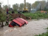 Два автомобиля едва не ушли под воду из-за неожиданного паводка