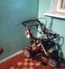 Детскую коляску сожгли в подъезде жилого дома