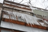 Глыба льда, упавшая с крыши в центре Калуги, серьезно повредила припаркованный автомобиль 