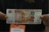 Пенсионерка получила «социальное пособие» билетами «Банка приколов»