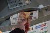 Женщина может сесть на 5 лет за выданные деньги из банкомата