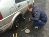 Подросток заменил колесо у чужой машины, чтобы ее угнать