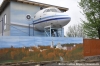 В Боровске суд обязал убрать самолёт со стены дома