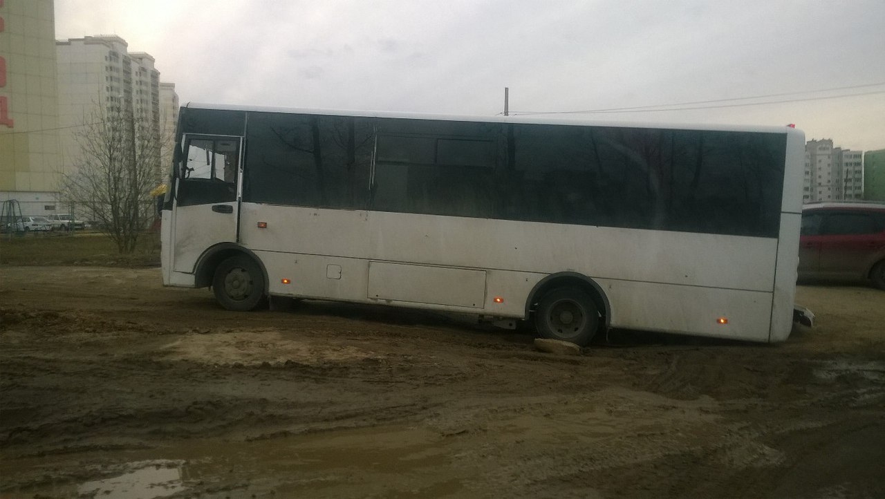 Автобус застрял на выезде с Шопинской дороги