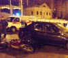 В центре Калуги мотоциклист, не справившись с управлением, врезался в припаркованное авто