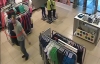 Полицейские разыскивают подозреваемых в краже детской одежды из магазина