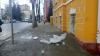 В центре Калуги на ребенка упала глыба льда