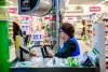 Россиянам позволят снимать деньги с карт на кассах магазинов 