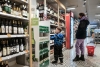 В России предложили запретить продавать алкоголь и сигареты покупателям с детьми