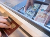 Россиянам разрешили снимать со счетов евро и покупать валюту в банках