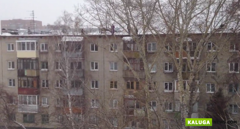 В центре Калуги молодая женщина покончила с собой, прыгнув с крыши пятиэтажки