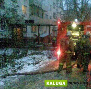 Непотушенный окурок спровоцировал пожар в пятиэтажке в центре Калуги