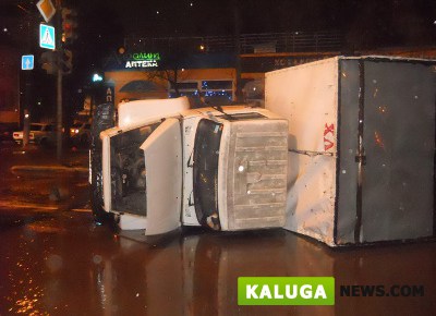 В центре Калуги хлебный фургон раздавил легковушку