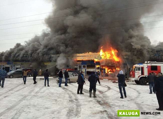 На въезде в Обнинск сгорел автотехцентр