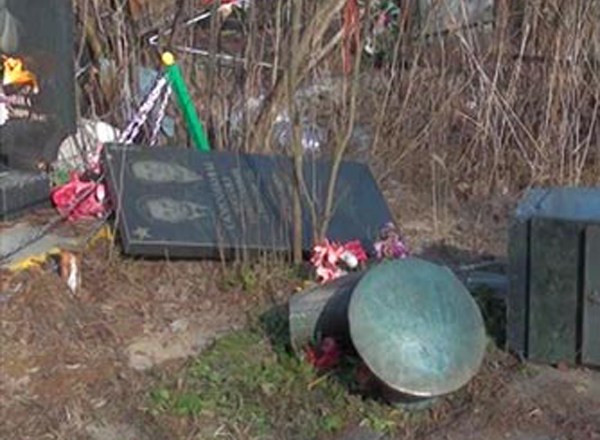 В Калуге москвич украл бронзовые плиты с могилы погибшего солдата
