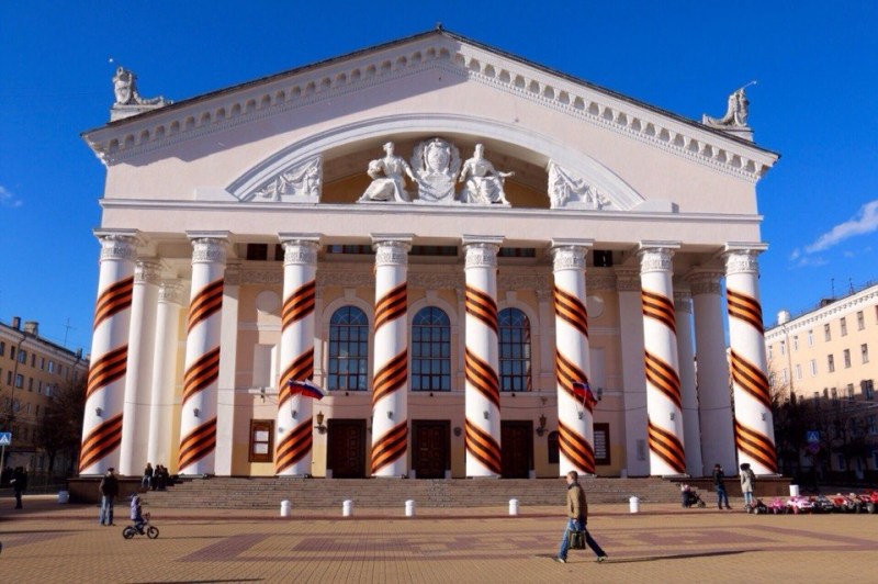 Георгиевские ленты снимут с драмтеатра и стеллы на площади Победы