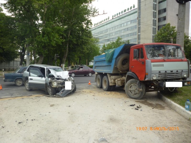 Вчера на улице  Московской столкнулись "Камаз" и "Toyota"
