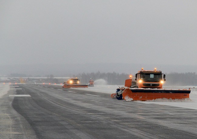Аэропорт "Калуга" продемонстрировал технику для уборки взлетно-посадочной полосы