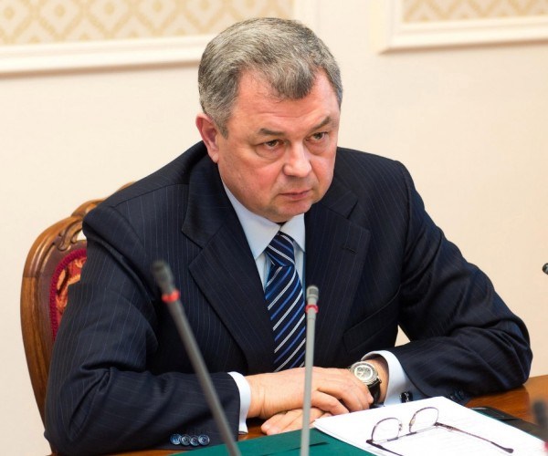 Анатолий Артамонов запретил принимать на работу любых чиновников без его письменного разрешения