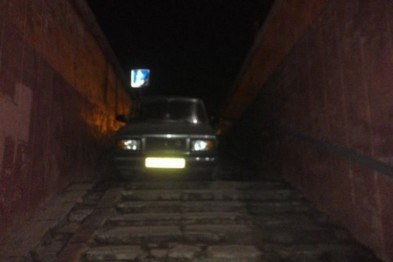 Калужанин на "семерке" заехал в подземный переход в Брянске