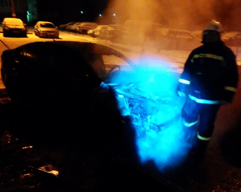 Сегодня ночью на Кибальчича сгорел автомобиль 