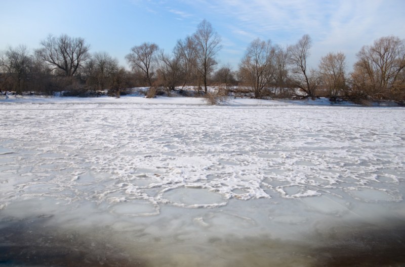 МЧС предупреждает: выходить на лёд водоёмов опасно