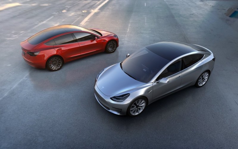 Элон Маск показал дизайн "бюджетной" Tesla Model 3 с панорамной крышей