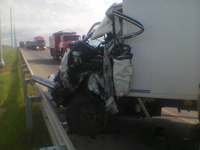 Два грузовика столкнулись на Киевском шоссе недалеко от Детчино