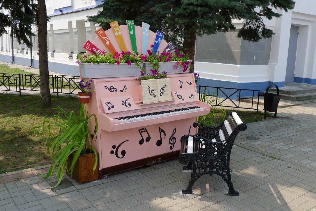 В центре Калуги поставили розовое пианино
