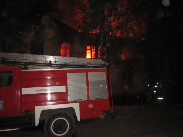 Ночью на улице Платова сгорел расселенный дом