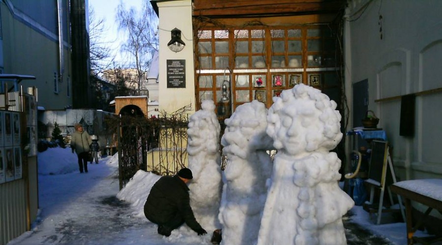 Снеговики-писатели украсили двор калужского музея