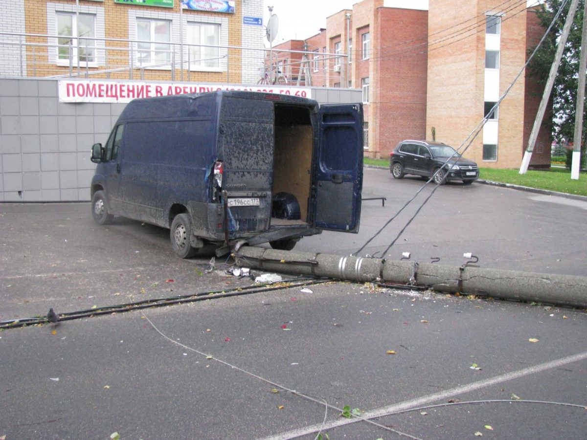 Два автомобиля пострадали во время непогоды в Кондрово