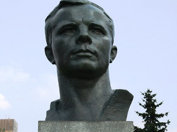 Анатолий Артамонов откроет памятник Гагарину во Франции