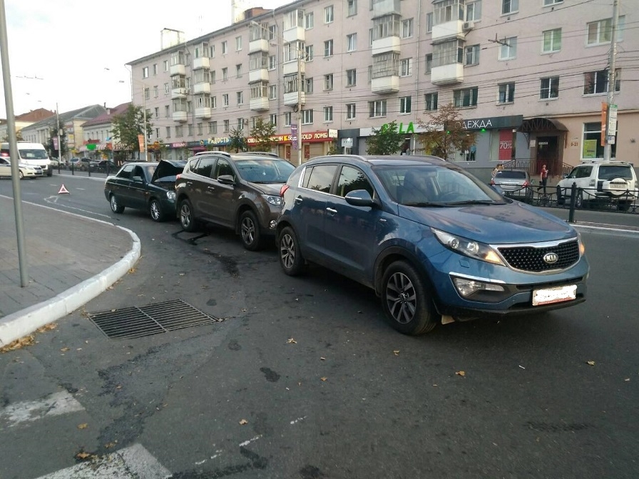 Паровозик из трех автомобилей собрала Приора на Кирова