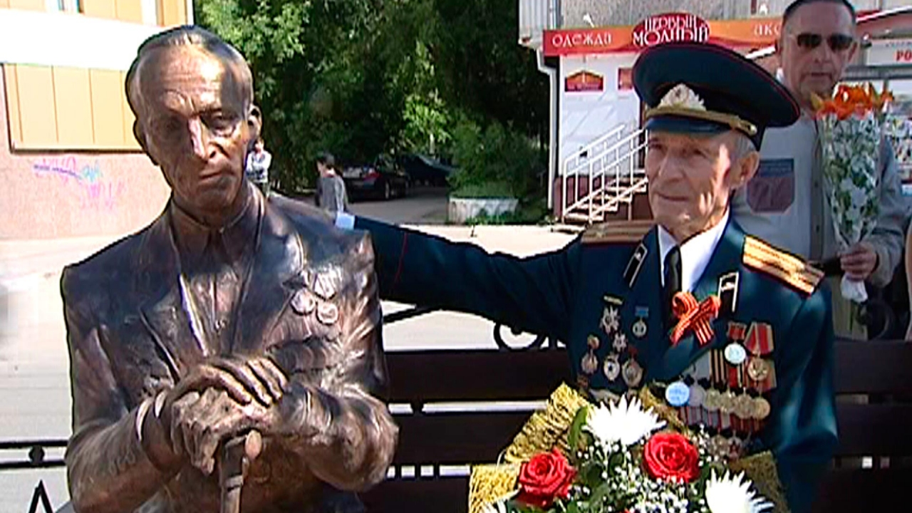 Умер ветеран, ставший прототипом скульптуры у площади Победы