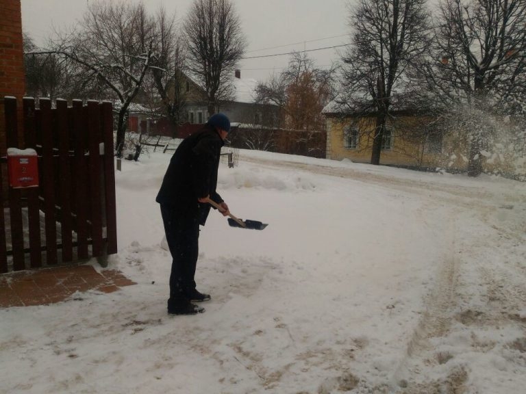 Калужане вышли на борьбу с последствиями снегопада с лопатами в руках