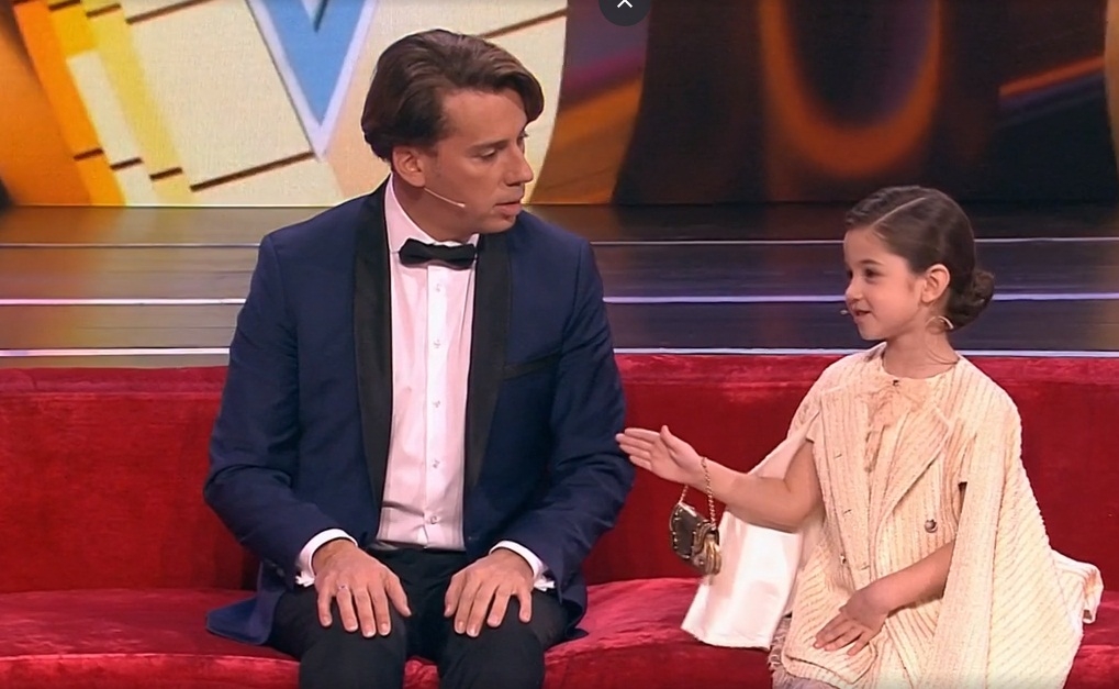 Маленькая калужанка на Первом канале рассказала Галкину как вести себя в высшем обществе