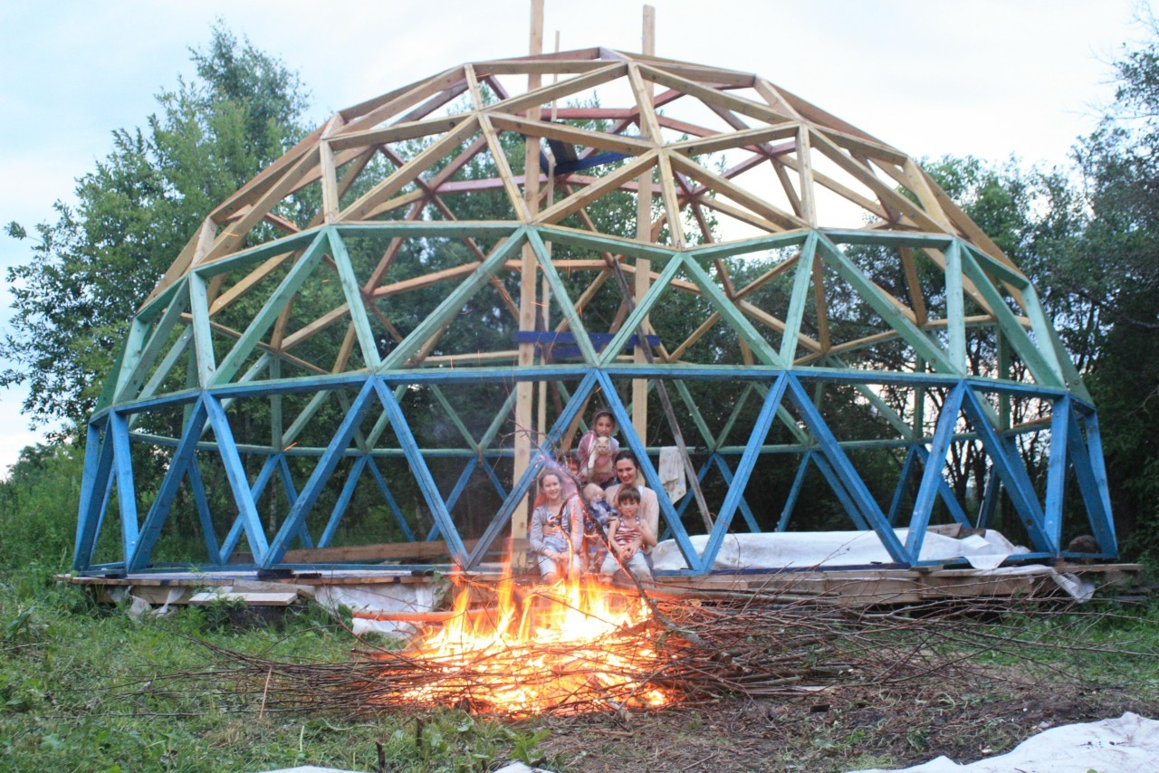 Калужанка строит купольный дом с крышей из алюминиевых банок