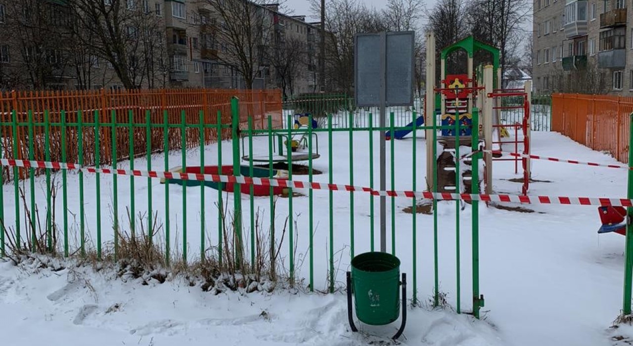 В Калужской области начали закрывать детские площадки во дворах