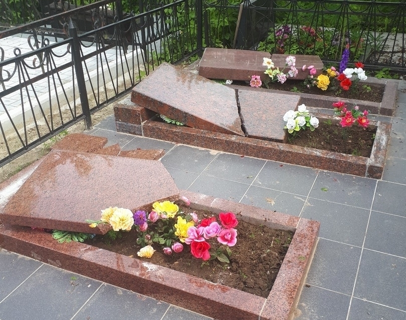 Полиция нашла вандала, разгромившего надгробия ветеранов на Трифоновском  кладбище