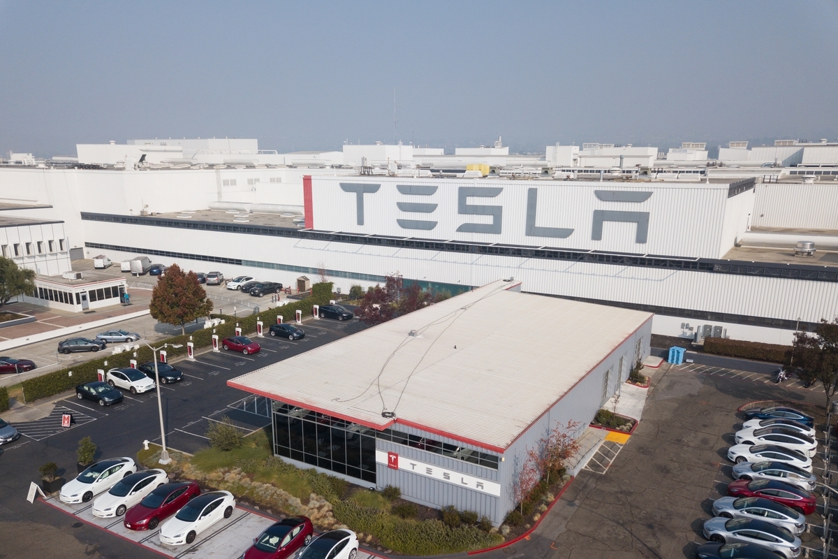 Шапша предложил Маску открыть завод Tesla в Калужской области