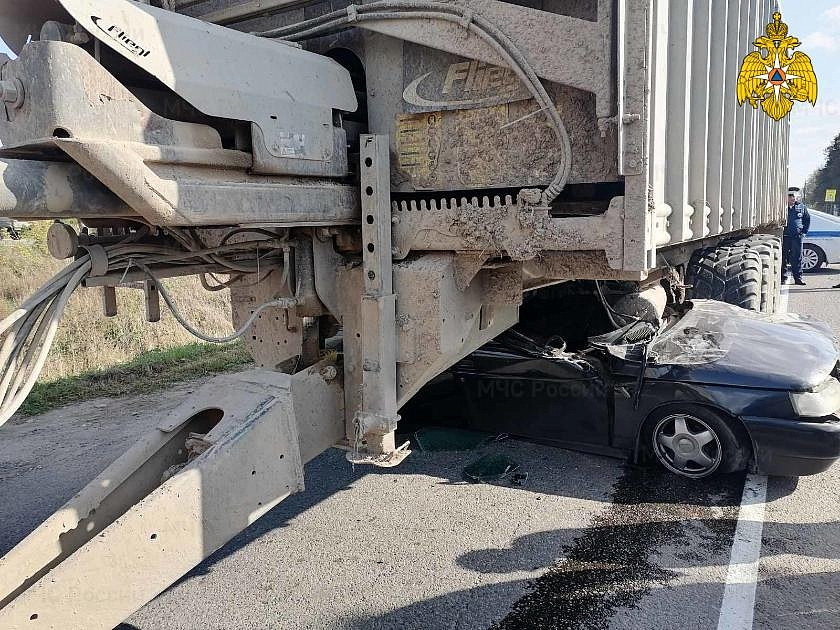25-летний водитель ВАЗа погиб, влетев под трактор