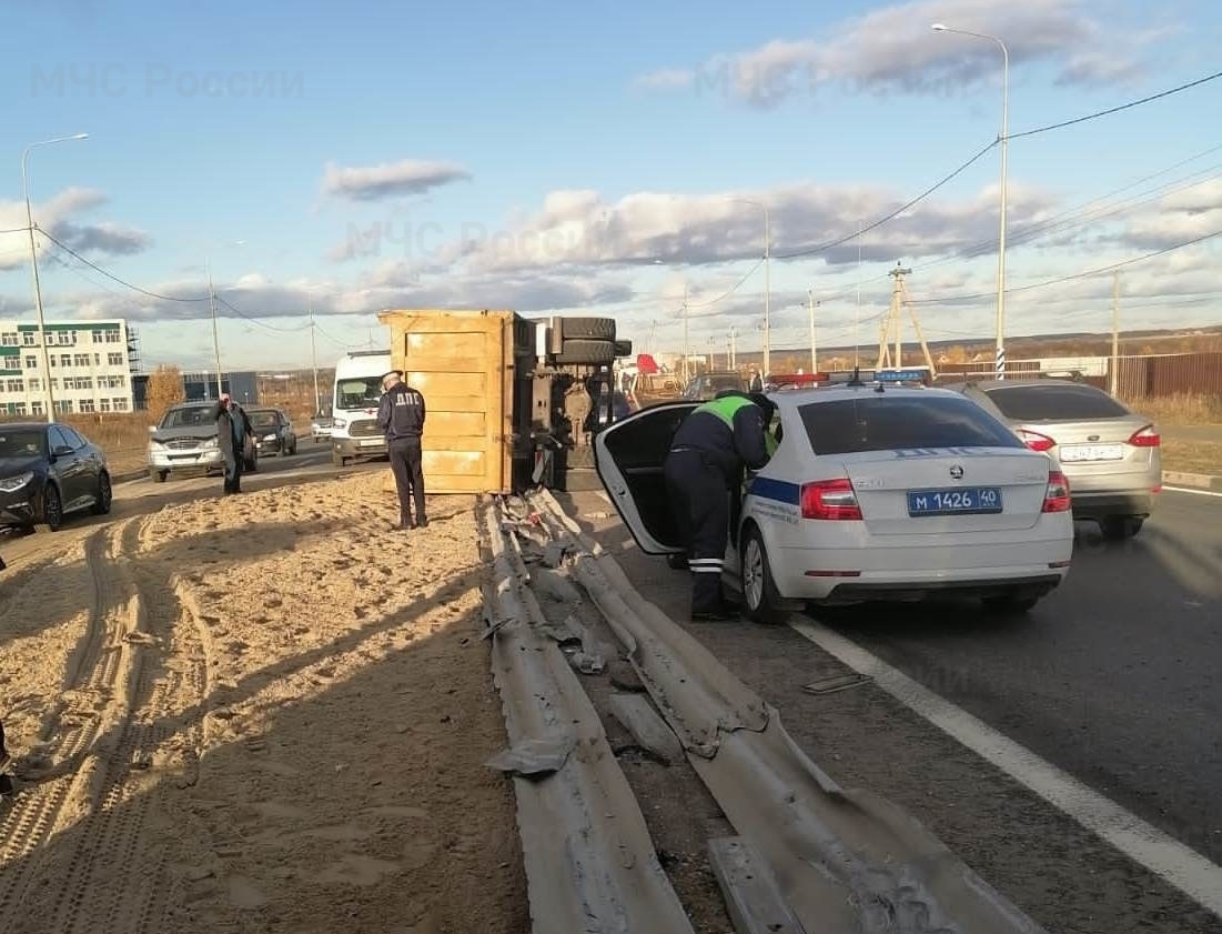 За рулем перевернувшегося в Пучково самосвала был 20-летний водитель