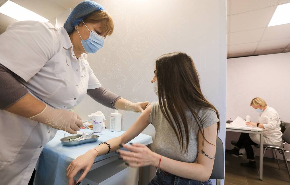 В России зарегистрировали вакцину от коронавируса для подростков