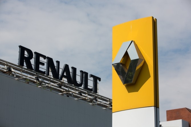 Renault приостанавливает работу в России