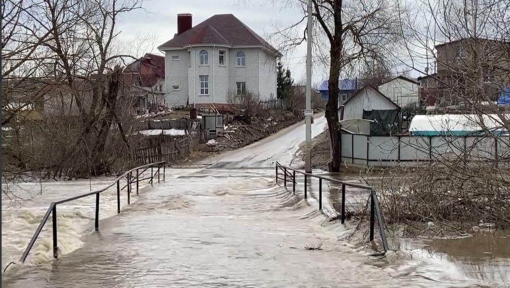 В Калуге затопило еще два моста