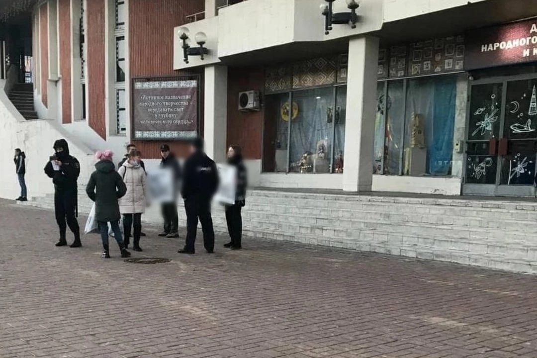 Калужанина оштрафовали за демонстрацию плаката, дискредитирующего вооружённые силы РФ