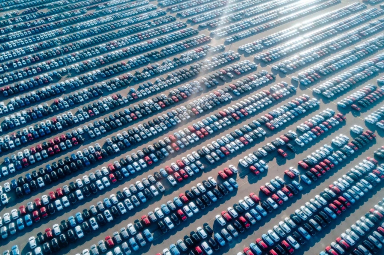Журналисты засняли десятки тысяч новых машин на складах в России — но автодилеры продолжают говорить о дефиците