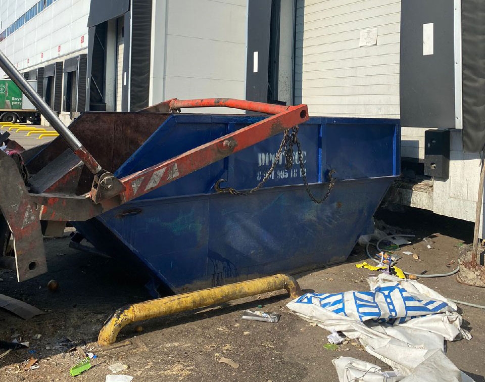В Ворсино мусорный контейнер раздавил голову рабочего